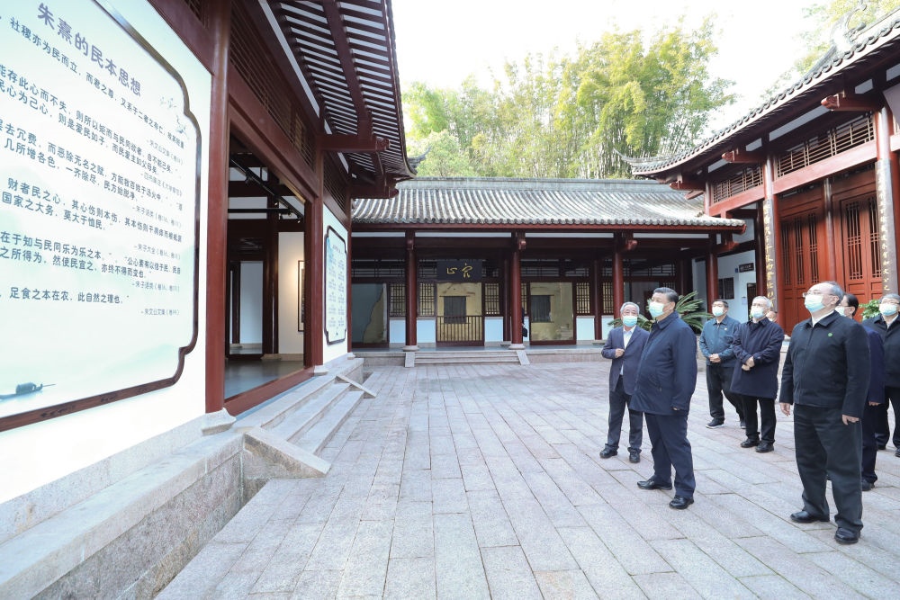 2021年3月22日，習(xí)近平在福建省南平武夷山朱熹園，了解朱熹生平及理學(xué)研究等情況。新華社記者 鞠鵬 攝