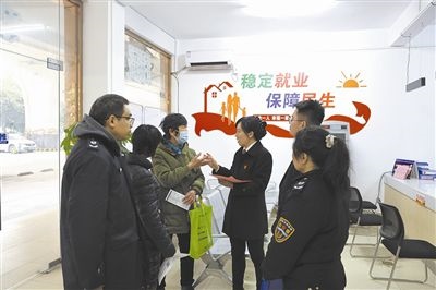  圖③：調(diào)解后，法官現(xiàn)場(chǎng)向當(dāng)事人做釋法析理工作。