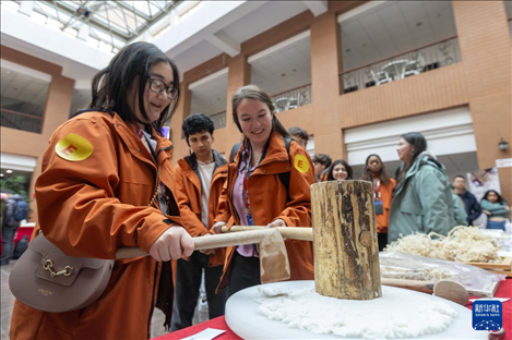 1月29日，在復(fù)旦大學(xué)，美國馬斯卡廷中學(xué)學(xué)生用錘子打紙漿，親身體驗古法制作紙張。 新華社記者 王翔 攝