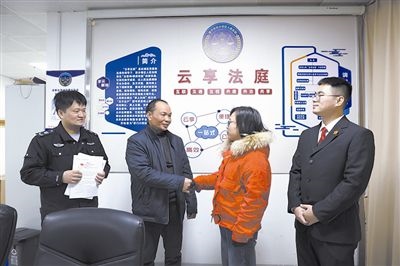  圖②：雙方當(dāng)事人達(dá)成調(diào)解協(xié)議，握手言和。