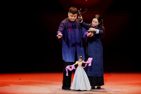 “何以中國·向海泉州”網(wǎng)絡主題活動現(xiàn)場，蔡思雅和搭檔表演提線木偶戲。