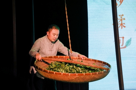 “何以中國·向海泉州”網(wǎng)絡主題活動現(xiàn)場，魏嘉宏表演搖青。