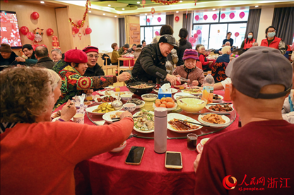 老人們享用公益年夜飯。人民網(wǎng)記者 葉賓得攝