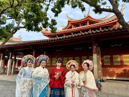 泰國留學(xué)生頭戴蟳埔簪花圍在開元寺留影。人民網(wǎng)記者 金慧慧攝