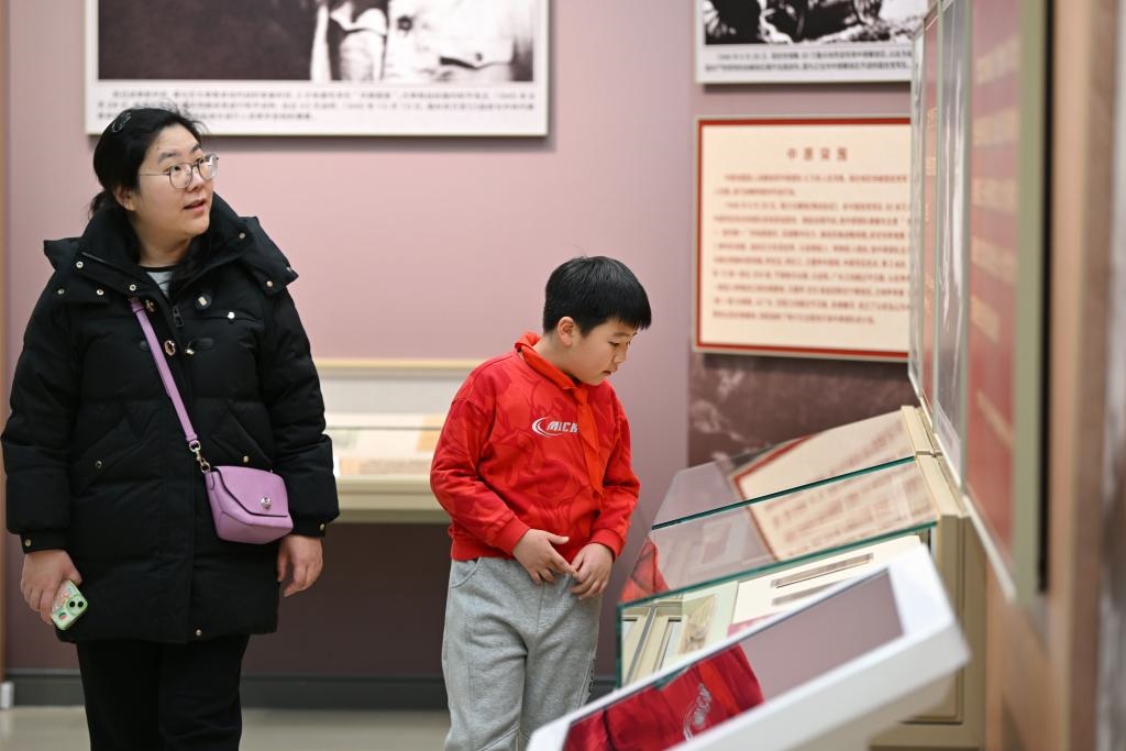 2024年1月28日，家長帶著孩子在平津戰(zhàn)役紀念館內(nèi)參觀。