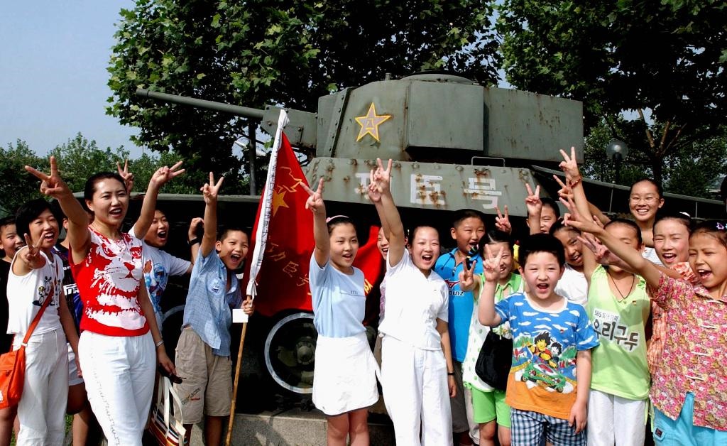 2003年7月31日，天津市紅橋區(qū)躍進里小學少先隊員來到平津戰(zhàn)役紀念館“功臣號坦克”前，開展以“揚軍威做革命接班人”為主題的隊日活動?！鞍艘弧苯ㄜ姽?jié)前夕，天津市在少先隊員中廣泛開展“仰望革命英烈頌我軍威”等紀念活動。