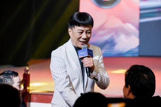 “何以中國·向海泉州”網(wǎng)絡(luò)主題活動現(xiàn)場，陳百潭演出時與觀眾互動。泉州廣播電視臺供圖