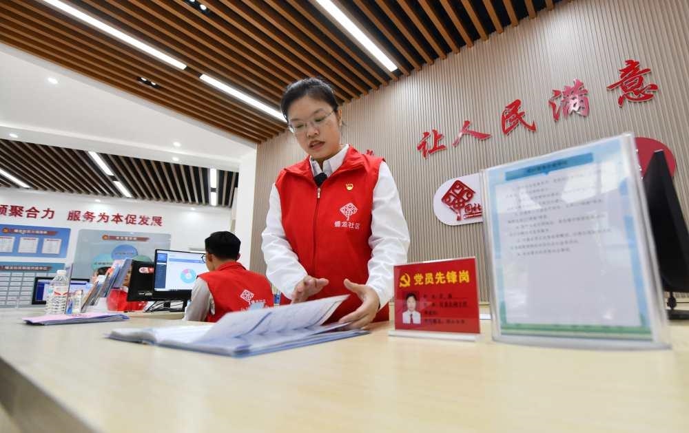 △2023年12月14日，廣西南寧市蟠龍社區(qū)，工作人員在為居民服務(wù)。
