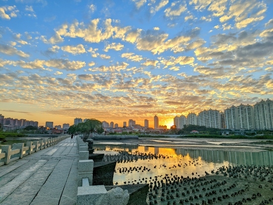 夕陽余暉下的洛陽橋（局部）。受訪者供圖