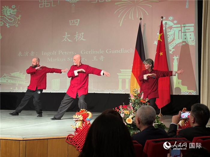 太極，表演者：Ingolf Peters、Gerlinde Gundlach、Markus Stüber