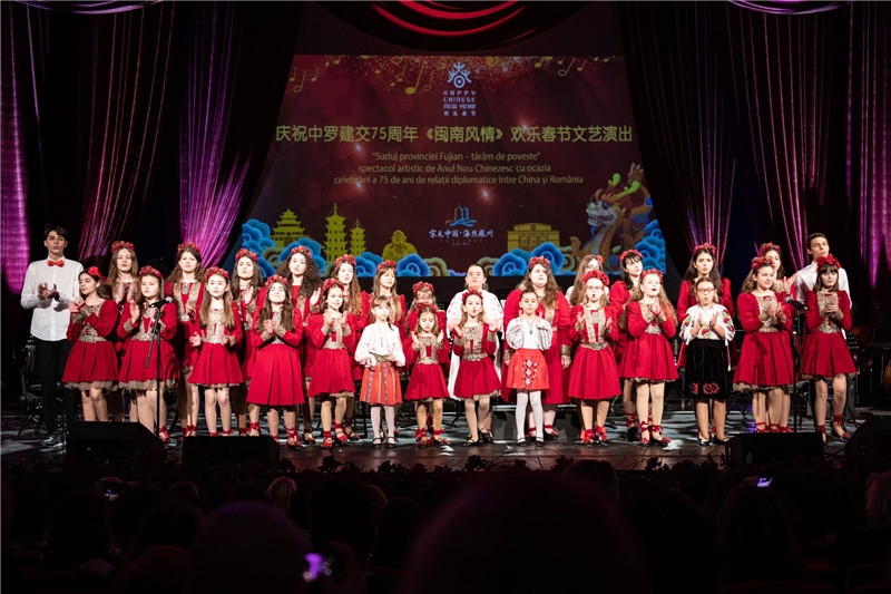 圖為羅小快板兒童合唱團在演唱中文歌曲。 中國駐羅大使館文化處供圖。