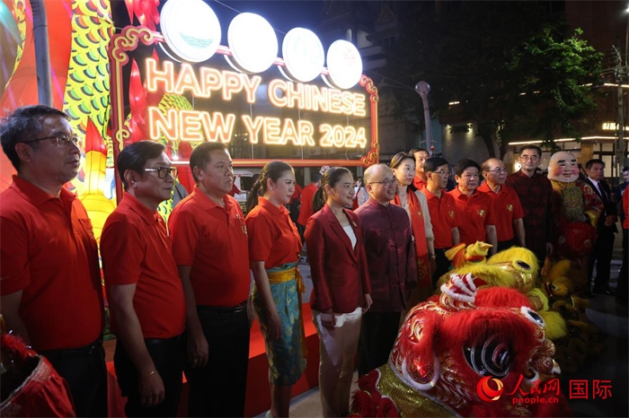 中泰嘉賓在曼谷唐人街耀華力路合影。 人民網(wǎng)記者 張矜若攝