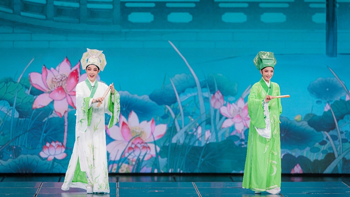 青年越劇演員陳麗君、李云霄彩排現(xiàn)場。主辦方供圖