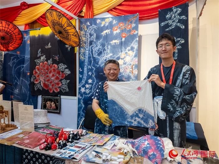 活動現(xiàn)場的扎染展示。人民網(wǎng)記者 謝佳君攝