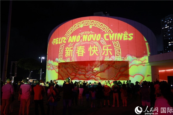 林度夫人公園內(nèi)劇院的外墻上投影出中國文化元素燈光秀。人民網(wǎng)記者 陳海琪攝