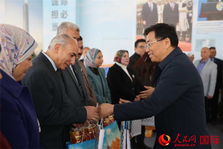 中建埃及分公司董事長常偉才為埃及師生發(fā)放新年禮包。人民網記者 黃培昭攝