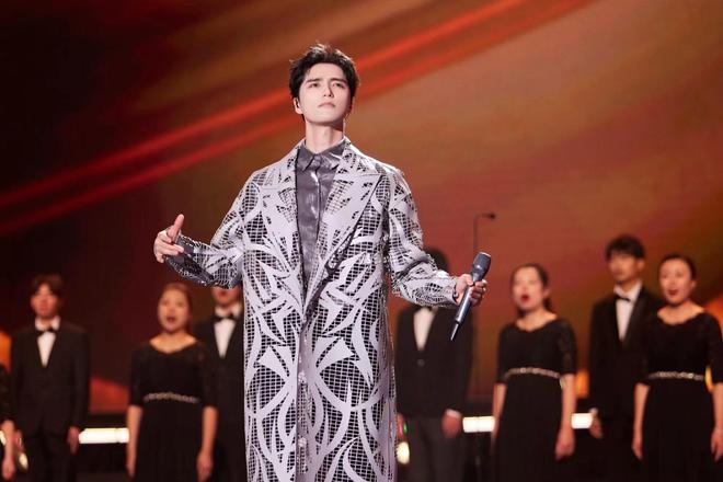 演員李建義、許魏洲和歌手等的音樂秀《有種浪漫叫中國航天》
