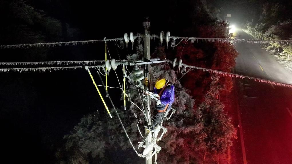 2月5日，電力工人在對供電線路進行搶修。新華社發(fā)