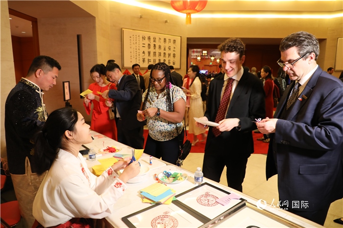 圖為美國民眾體驗中國春節(jié)民俗。人民網(wǎng)記者 李志偉攝