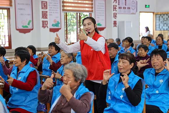 老人們正在學(xué)習(xí)手勢(shì)舞。