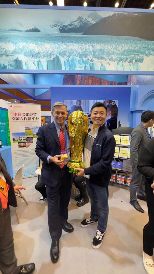 2022年，馬克西米與同事在上海。圖片由受訪者提供