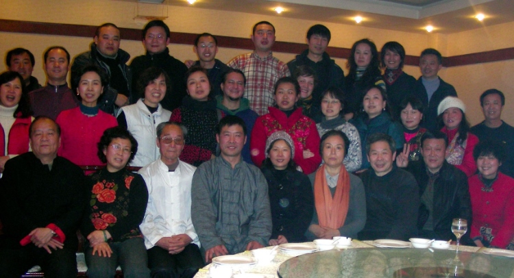 2018年，卡洛斯（二排中間）和武術(shù)學校的老師同學一起過春節(jié)。圖片由受訪者提供