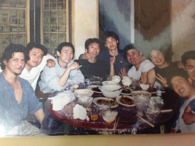 2007 年，卡洛斯·卡斯蒂略（左一）和他的中國朋友在武漢慶祝春節(jié)。圖片由受訪者提供
