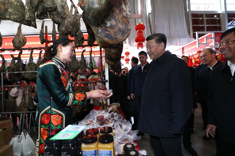 2020年1月19日至21日，中共中央總書記、國(guó)家主席、中央軍委主席習(xí)近平來到云南，看望慰問各族干部群眾，向全國(guó)人民致以新春祝福。這是20日下午，習(xí)近平在昆明新春購(gòu)物博覽會(huì)年貨街，了解春節(jié)前市場(chǎng)供應(yīng)情況。新華社記者 鞠鵬 攝