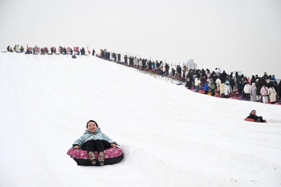 圖為1月18日，市民在內(nèi)蒙古賽馬場滑雪圈。新華社記者 貝赫 攝