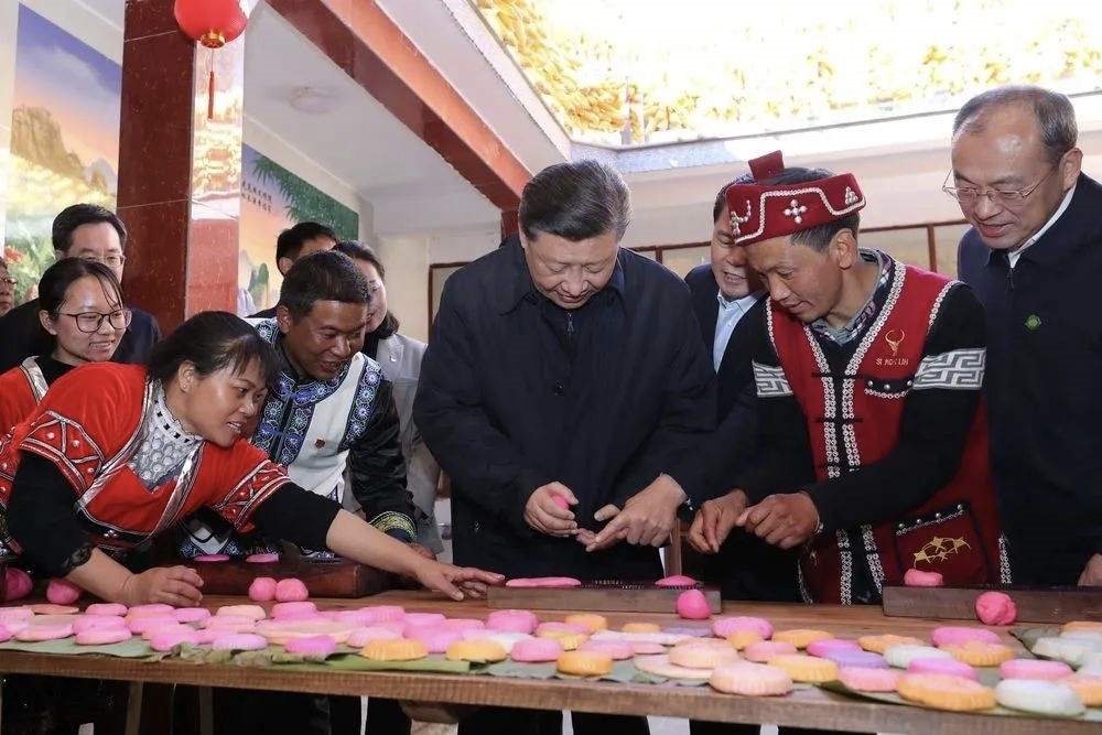2020年1月19日，習近平總書記在云南省騰沖市清水鄉(xiāng)三家村中寨司莫拉佤族村，同村民李發(fā)順一家制作當?shù)毓?jié)日傳統(tǒng)食品大米粑粑。新華社記者 鞠鵬 攝