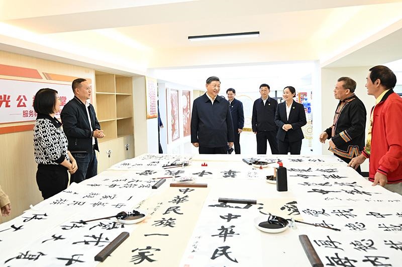△2023年12月14日，習(xí)近平總書記在廣西南寧市良慶區(qū)蟠龍社區(qū)黨群服務(wù)中心文體活動室同社區(qū)居民親切交流。