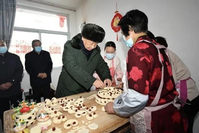 2022年1月26日，習近平總書記在山西省臨汾市霍州市師莊鄉(xiāng)馮南垣村，同師紅兵一家做年饃。新華社記者 李學仁 攝
