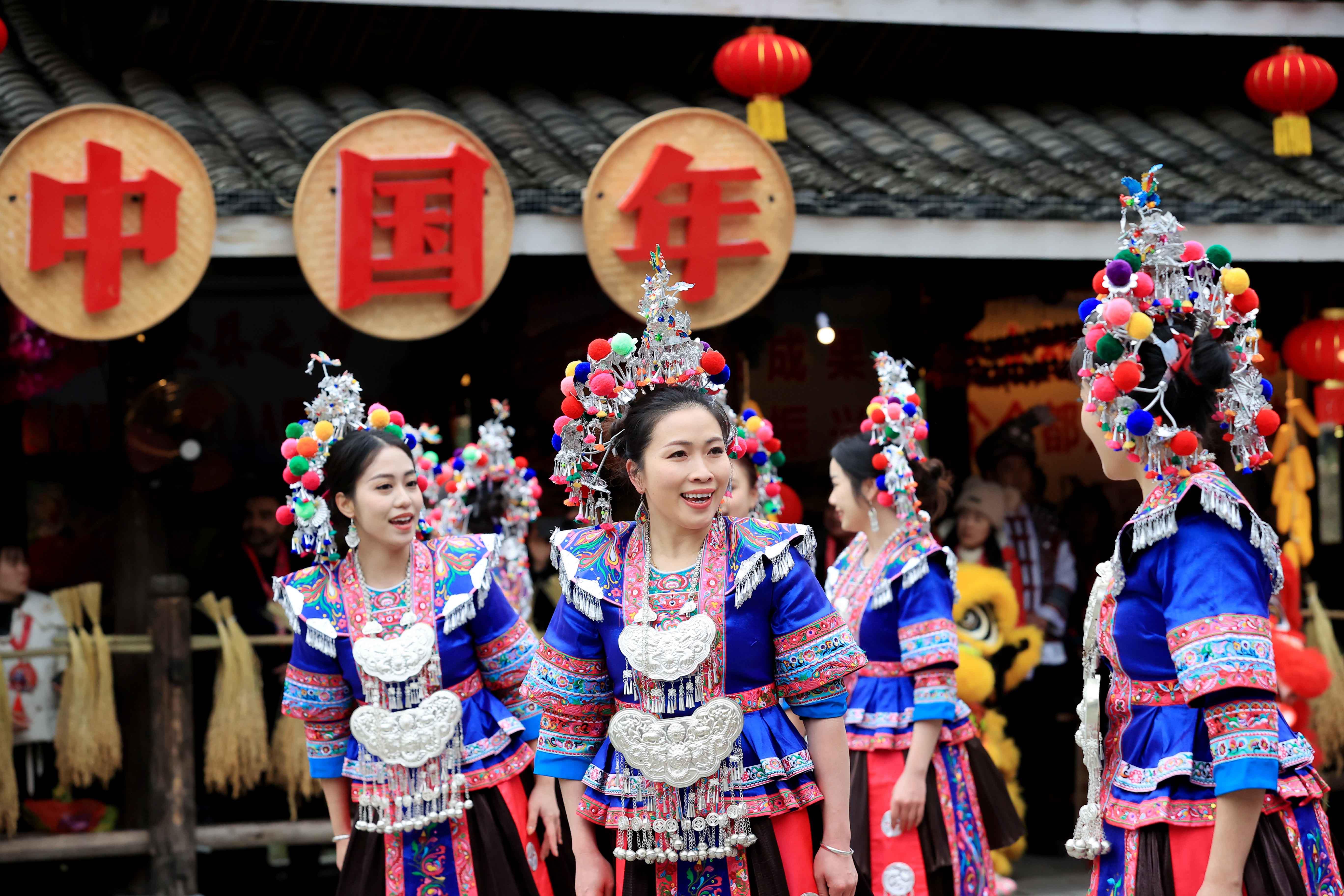 △2024年2月3日，在廣西柳州三江侗族自治縣林溪鎮(zhèn)程陽八寨景區(qū)，“村晚”紅紅火火進行。