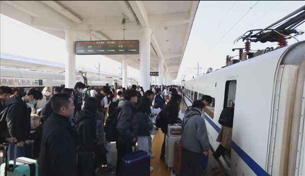 景德鎮(zhèn)北站的旅客陸續(xù)登上回家的列車。中國鐵路南昌局供圖