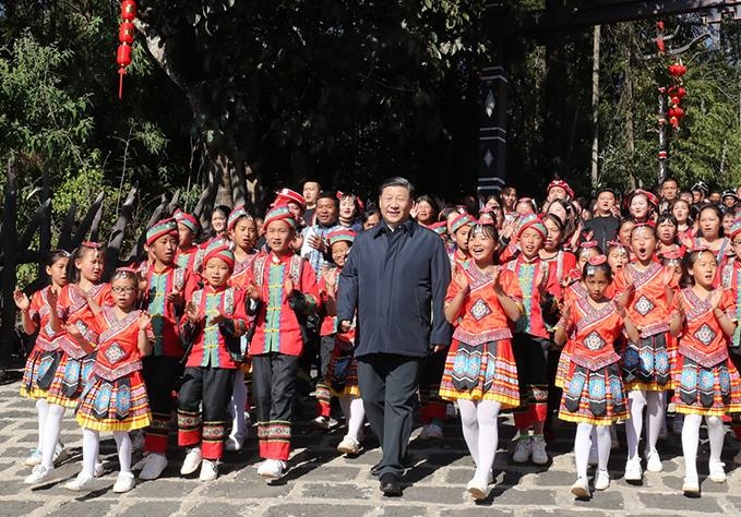 △2020年1月19日，習(xí)近平總書記來到云南騰沖市清水鄉(xiāng)三家村中寨司莫拉佤族村看望鄉(xiāng)親們。告別時，鄉(xiāng)親們唱著《阿佤人民唱新歌》，簇擁著總書記走出村口，歌聲笑聲在村寨久久回蕩。