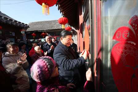 2019年2月1日上午，習(xí)近平總書記在前門東區(qū)草廠四條胡同32號院，高興地拿起一幅“?！弊?，親自貼到門上，給這里的老街坊們拜年。新華社記者鞠鵬攝