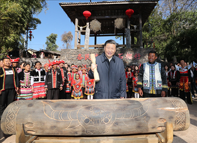 2020年1月19日下午，習(xí)近平總書記在騰沖市清水鄉(xiāng)三家村中寨司莫拉佤族村廣場上，敲響三聲佤族木鼓，祝福來年風(fēng)調(diào)雨順、國泰民安。新華社記者 鞠鵬 攝
