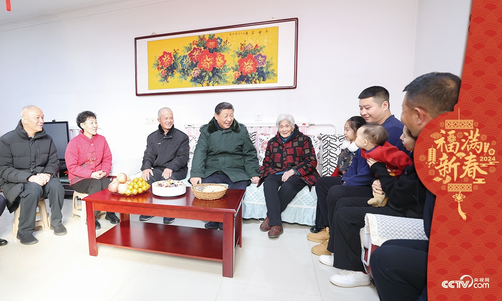 2024年2月1日，習(xí)近平總書記在天津市西青區(qū)辛口鎮(zhèn)第六埠村考察時(shí)，同村民杜洪剛一家人親切拉家常。