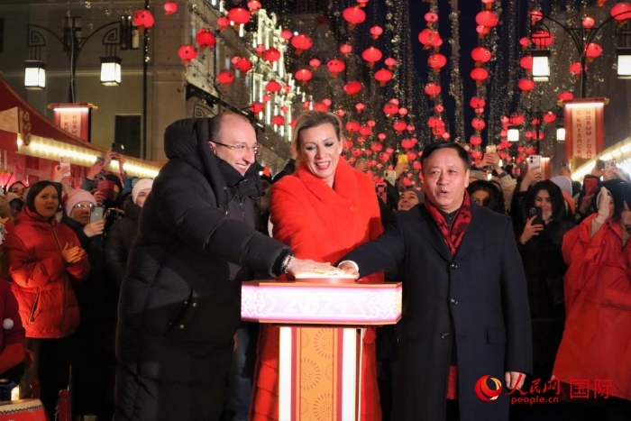張漢暉、扎哈羅娃、科茲洛夫（從右至左）共同按下活動啟動按鈕。于子恒攝