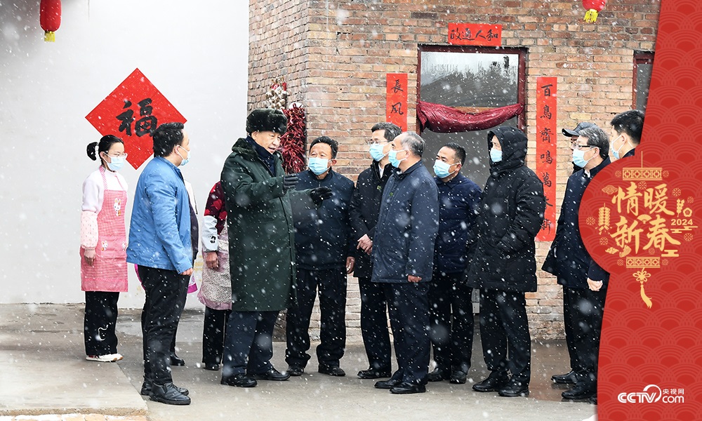 2022年1月26日，習近平總書記在山西馮南垣村受災村民師紅兵家看望。