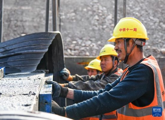 2月13日，在四川省通江縣青峪口水庫(kù)建設(shè)現(xiàn)場(chǎng)，中鐵十一局的工人正在進(jìn)行混凝土縱向圍堰施工。