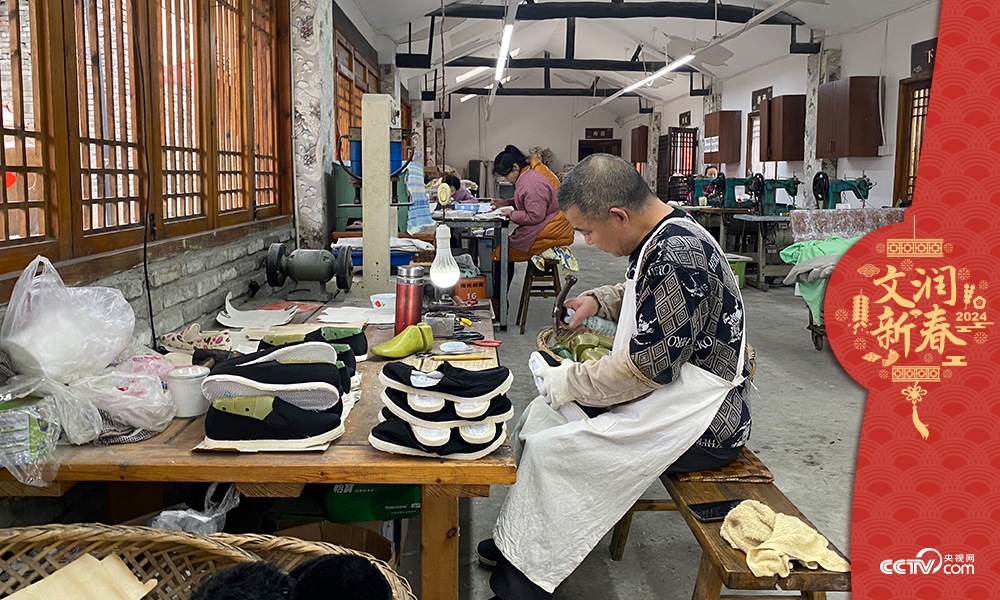 唐昌布鞋坊內(nèi)的工人正在趕制布鞋。王凡攝