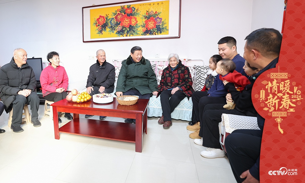 2024年2月1日，習近平總書記在天津第六埠村考察時，同村民杜洪剛一家人親切拉家常。