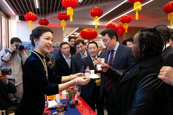 2月2日，人們在位于意大利羅馬的聯(lián)合國糧農(nóng)組織總部體驗中國茶藝。新華社記者李京攝
