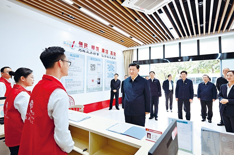 2023年12月14日至15日，中共中央總書記、國家主席、中央軍委主席習(xí)近平在廣西考察。這是14日上午，習(xí)近平在南寧市良慶區(qū)蟠龍社區(qū)黨群服務(wù)中心考察。 新華社記者 燕雁/攝