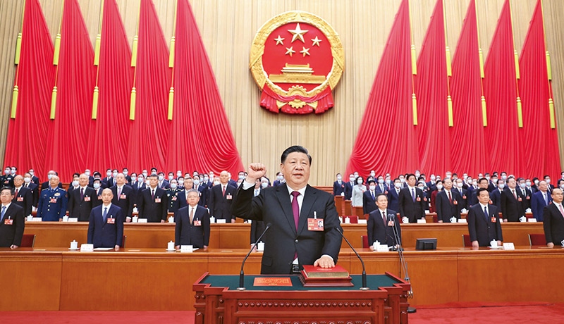 2023年3月10日，十四屆全國人大一次會議在北京人民大會堂舉行第三次全體會議。習(xí)近平全票當(dāng)選中華人民共和國主席、中華人民共和國中央軍事委員會主席。這是習(xí)近平進(jìn)行憲法宣誓。 新華社記者 鞠鵬/攝