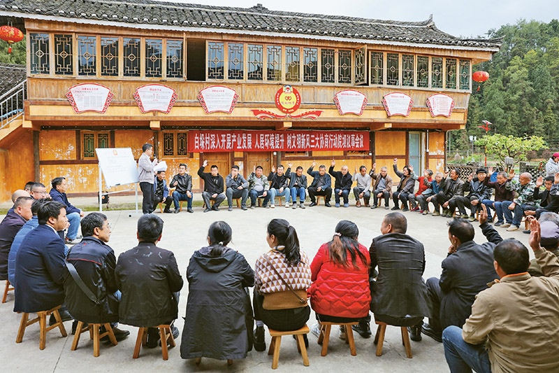 圖為2023年4月6日，貴州省黔東南苗族侗族自治州施秉縣白垛鄉(xiāng)白垛村村民在討論產(chǎn)業(yè)發(fā)展、人居環(huán)境提升、鄉(xiāng)村文明建設(shè)相關(guān)事宜。 人民圖片 磨桂賓/攝