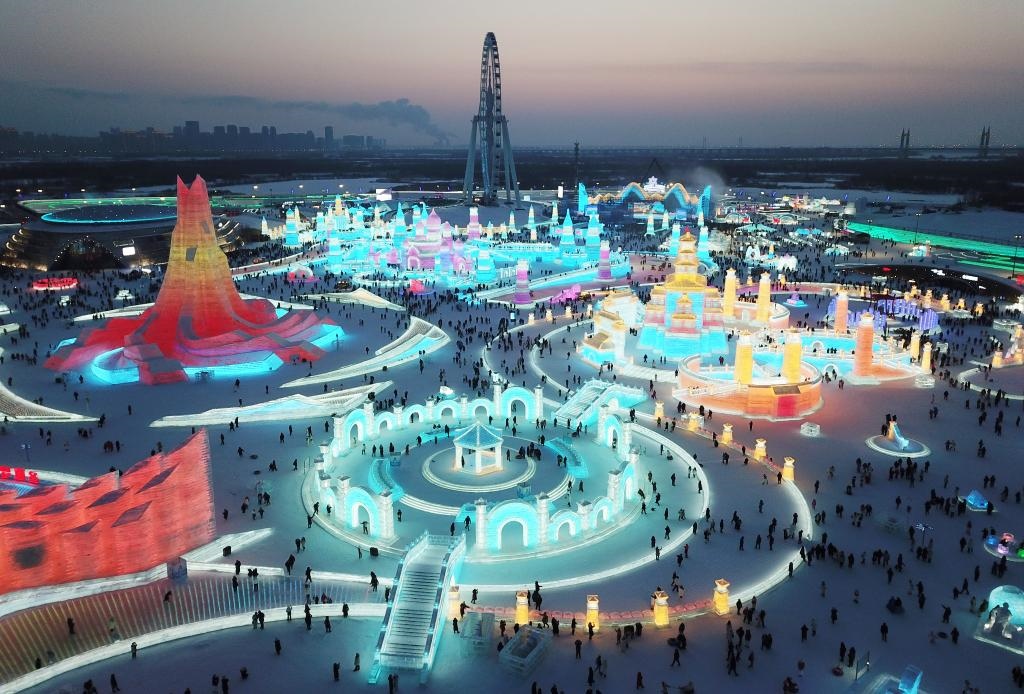 游客在哈爾濱冰雪大世界游玩（無(wú)人機(jī)照片，2024年1月5日攝）。新華社記者 王建威 攝