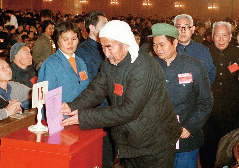 我國現(xiàn)行憲法于1982年12月4日由第五屆全國人大第五次會議通過并公布施行。根據(jù)改革開放和社會主義現(xiàn)代化建設(shè)的實踐和發(fā)展，全國人大于1988年、1993年、1999年、2004年、2018年先后5次作出必要的、也是十分重要的修正。圖為出席第五屆全國人民代表大會第五次會議的代表投票表決《中華人民共和國憲法》（資料照片）。 新華社發(fā)