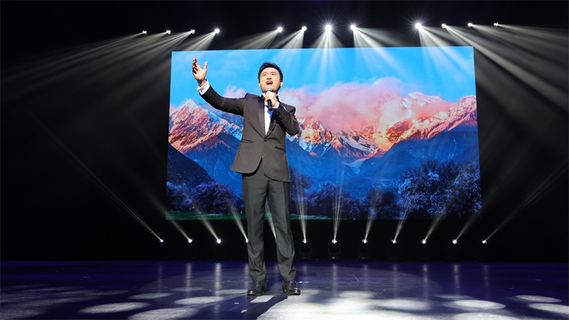 中國鐵路文工團(tuán)獨(dú)唱演員、第十二屆中國音樂金鐘獎聲樂（民族）唱法金獎獲得者馬小明演唱歌曲《天路》。張凱攝